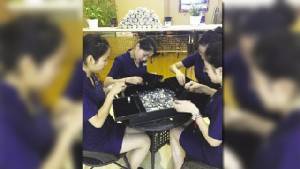 หนุ่มจีนรักษาสัญญาคนรัก เก็บเงิน 20 ปี หอบเหรียญฯ ซื้อแหวนเพชรขอแต่งงาน
