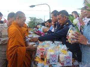 สงขลาทำบุญตักบาตรพระสงฆ์ 108 รูป ถวายเป็นพระราชกุศล “ราชินี” ในวันแม่แห่งชาติ