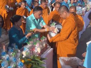 ชาวปัตตานีกว่าพันคนร่วมใจใส่เสื้อฟ้าทำบุญตักบาตรพระสงฆ์ “12 สิงหามหาราชินี”