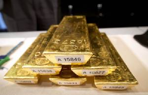 German teen swimmer finds $18,000 gold bar in lake