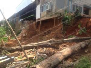 กระบี่ฝนตกหนัก ดินสไลด์เข้าบ้านชาวบ้านทำกำแพงบ้านพัง