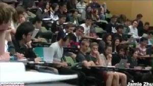 [ชมคลิป] เอาที่สบายใจ! ไอ้หนุ่มเปิดหนังโป๊ในในห้องเลคเชอร์ แต่ดันลืมเสียบหูฟัง