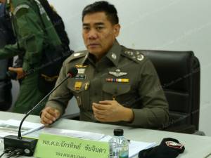 ผบ.ตร.ป้ายแดง เมินตอบสื่อหลังรับตำแหน่ง อ้างไม่รู้เรื่องยังไม่โปรดเกล้าฯ