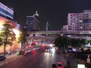 ค้าปลีกย่านราชประสงค์ไม่ปิด เพิ่ม รปภ.อีก 25% คุมเข้มความปลอดภัย