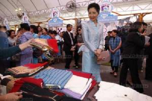 “ภริยานายกฯ” นำคู่สมรส ครม. เยี่ยมศูนย์การเรียนรู้ปรัชญาเศรษฐกิจพอเพียง-ศิลปาชีพ
