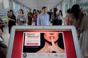 แฮกเกอร์ถล่มเว็บเล่นชู้ AshleyMadison.com ปล่อยทั้ง “อีเมล์-บัตรเครดิต” สมาชิกกว่า 30 ล้านคน