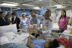 สมเด็จพระบรมฯ และสมเด็จพระเทพฯ พระราชทานสิ่งของแก่ผู้บาดเจ็บจากเหตุระเบิด