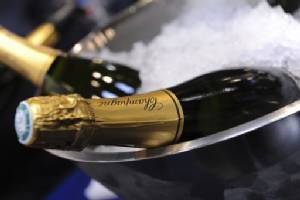 Italian prosecco overtakes champagne in Britain