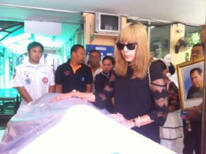 ภรรยา “ติ๊ก ชีโร่” รับศพพ่อเหยื่อรถตู้ตีนผี ตร.ชี้รู้ตัวแล้ว
