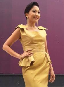 "หนิง-ศรัยฉัตร" รับงานต่างแดน ได้นางรำแต่งหน้าทำผมให้ เลยตั้งกระบังมาโลด !