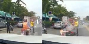 [ชมคลิป]เกือบชนหำ! ตร.ขวางตรวจมอไซค์กระชั้นชิด คนขี่เบรคจนรถล้ม