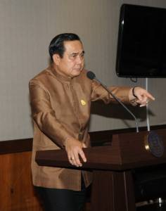 “บิ๊กตู่” พร้อมลงนามทูลเกล้าฯ ถวาย ถอดยศ “ทักษิณ” ด้าน “สมยศ” ฮึ่ม! เร่งให้เสร็จก่อนเกษียณ 1 ต.ค.