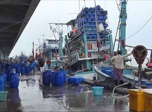 ดีเดย์หยุดเรืออวนลากและอวนล้อมจับท่าเรือประมงสงขลาวันที่ 2 ยังคึกคัก