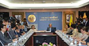 “สมคิด” สั่งการ “พาณิชย์” จัดทัพกู้เศรษฐกิจไทย เน้นดูแลค่าครองชีพ ช่วยเหลือเกษตรกร และผลักดันส่งออก