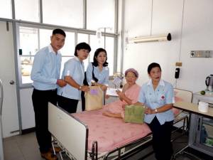 เหล่ากาชาดจังหวัดภูเก็ตมอบสิ่งของเยี่ยมผู้ป่วยที่ รพ.วชิระภูเก็ต