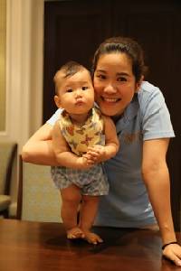 ปิยวรา ทีขะระ เนตรน้อย ประดิษฐ์ผ้าไทยเป็นผ้ากันเปื้อนให้น้องมัดหมี่