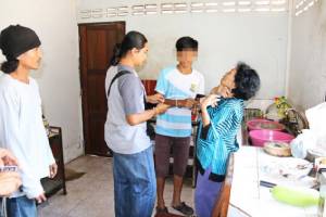 จับทันควันหลานสาวสุดแสบพาแฟนหนุ่มบีบคอจี้ชิงทรัพย์ยายคาบ้าน