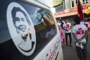 “แม่ซู” ลงพื้นที่ช่วยลูกพรรคในพื้นที่ฐานเสียงของพันธมิตรเต็งเส่ง