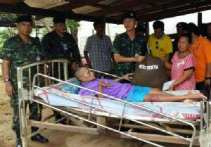 ทหารมอบถุงพระราชทาน พร้อมเงินช่วยเหลือให้แก่ชายพิการ
