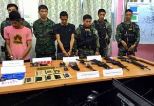 ทหาร-ตำรวจนราฯ จับ 2 ผู้ต้องหายึดยาบ้าเกือบ 3 หมื่นเม็ด อาวุธสงครามอื้อ