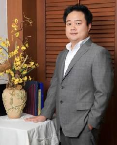ทรงวุฒิ พัวพัฒนขจร ดูแลงานแทนคุณแม่อย่างไม่เหน็ดเหนื่อย