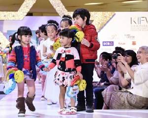 คุณย่าศรีวรา เกาะขอบเวทีเชียร์ "น้องเวฬา" เดินแบบ