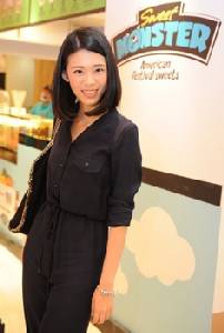พิมพ์พยัพ ศรีกาญจนา อาสาชิมขนมก่อนใคร