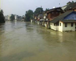 แม่น้ำจันท์เอ่อท่วมล้นพื้นที่ต่ำ และเข้าบ้านเรือนของชาวบ้านกว่า 20 หลังคาเรือน