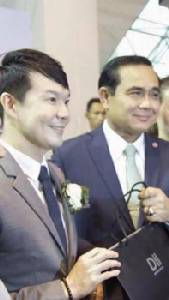 ธเนศ จิระเสวกดิลก ปลื้มปริ่ม ท่านนายกฯ แวะชอปที่บูธ Dii