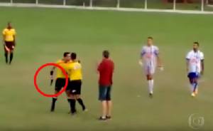 อุกอาจ!! "เปาแซมบ้า" หยิบปืนลงสนาม หลังถูกนักเตะตึ้บ (คลิป)