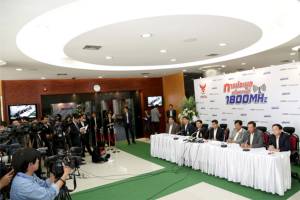 4 บริษัทยื่นซองประมูล 1800 MHz สหภาพทีโอทีเดินหน้าประท้วงประมูล 900 MHz