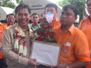 ชาวสวนยางรุกจวนผู้ว่าฯ ตรัง ชูป้ายพร้อมยื่นหนังสือจี้พ่อเมืองคนใหม่เร่งแก้ปัญหา (ชมคลิป)