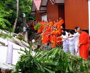ฝนกระหน่ำกำแพงวัดเชิงเลน นนทบุรี ถล่มยาวกว่า 50 เมตร (ชมคลิป)