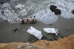 In Pics : ภาพสะเทือนใจ! ร่างเน่าเปื่อยผู้อพยพเกือบร้อย เกยตื้นเกลื่อนชายหาดลิเบีย