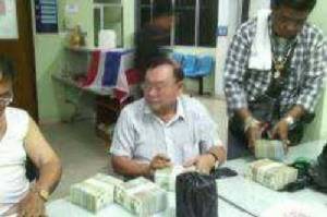 หนุ่มใหญ่ขนเงินดอลลาร์มูลค่า 22 ล้านเข้าประเทศโดยไม่แจ้งศุลกากร