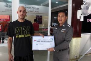 มูลนิธิช่วยเหลือ นทท.มอบเงินช่วยฝรั่งถูกตีหูฉีก