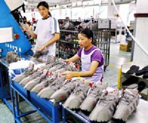 ผู้ผลิตรองเท้ารายเล็กไทยอาการโคม่า ยอดขายวูบกว่า 70% ปี 59 จ่อทยอยปิด