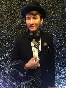 ธาวิน พี.เซียวตง เหมาพัดลมจิ๋ว 10 เครื่อง 10 สีไว้แมตซ์กับสีเสื้อ