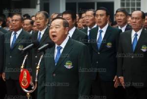 “บิ๊กป้อม” ไม่ยุ่งคดี ม.112 แนะถาม ตร. ย้ำยึดตาม กม. ชี้ไม่มีอะไร “บิ๊กตู่” พูดน้อย