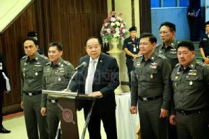 “ประวิตร” เตือน ปชช.อย่าไปยุ่ง-อย่าเชื่อข่าวลือเรื่องสถาบันฯ รายละเอียดคดีให้ตำรวจแถลง