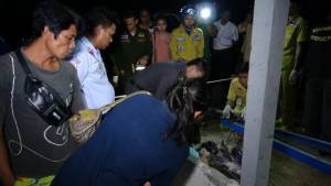 เศร้า! สาวใหญ่กำแพงเพชรแขวนคอตายปริศนาคาโรงรถ คนในบ้านดูทีวีไม่มีใครรู้