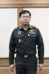 ผบ.ทบ.นำชาวบ้านวางพวงมาลาถวายสักการะรัชกาลที่ 5