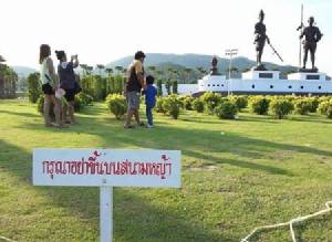 ทำอะไรตามใจคือไทยแท้...แชร์ภาพนักท่องเที่ยวบุกถ่ายภาพบนสนามหญ้าอุทยานราชภักดิ์แม้มีป้ายห้าม