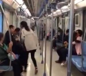 (คลิป) หญิงวัยรุ่นเดินถ่มน้ำลายใส่ผู้โดยสารชายในรถไฟใต้ดิน น่าทึ่งไม่มีใครโกรธเธอ
