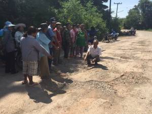 ชาวบ้านร้องถนนทรุดหนัก วอนช่วยซ่อม เทศบาลฯ แจงอยู่ระหว่างถ่ายโอน