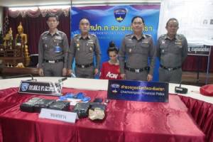 ตร.แปดริ้วรวบแฟนสาวแข้งลีกไทยลอบขนยาบ้า