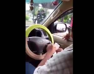 ชมคลิปชายขับรถขนของย้ายบ้านถูกตร.เรียกตรวจ สุดท้ายผ่านฉลุยด้วยเงิน 100 บาท