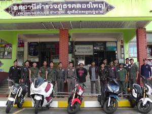 นาวิกโยธินร่วม สภ.ตราด รวบแก๊งลัก จยย.