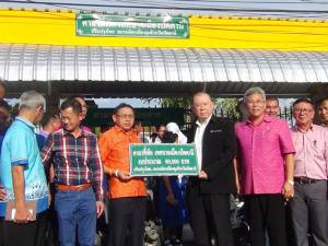 ผู้ว่าฯ ปัตตานีรับมอบศาลาที่พักผู้โดยสาร เพื่อประโยชน์ต่อสาธารณชน