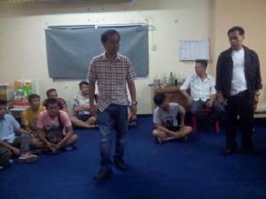 บุกทลายบ่อนไฮโลย่านนวมินทร์ เปิดโต๊ะสนุ้กบังหน้า รวบนักพนัน 27 ราย